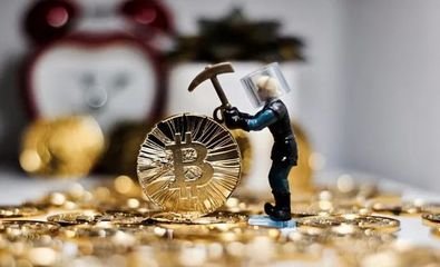 Efficient low-power mining farm with renewable energy integration